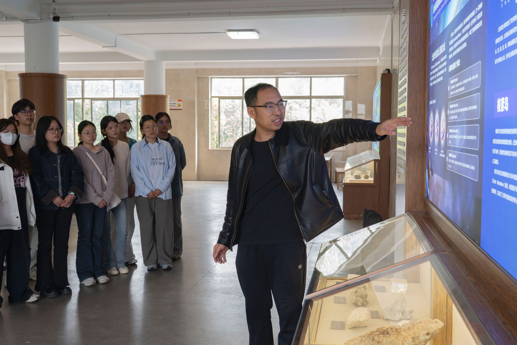 赓续地质精神 砥砺报国初心——资源与环境工程学院开展“博物馆里的思政课”系列活动