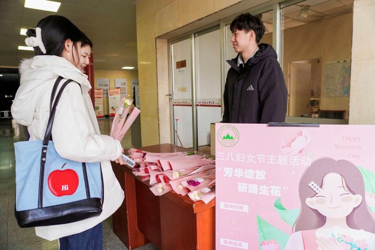 资源与环境工程学院研究生会举办“芳华绽放 研路生花”八妇女节主题活动