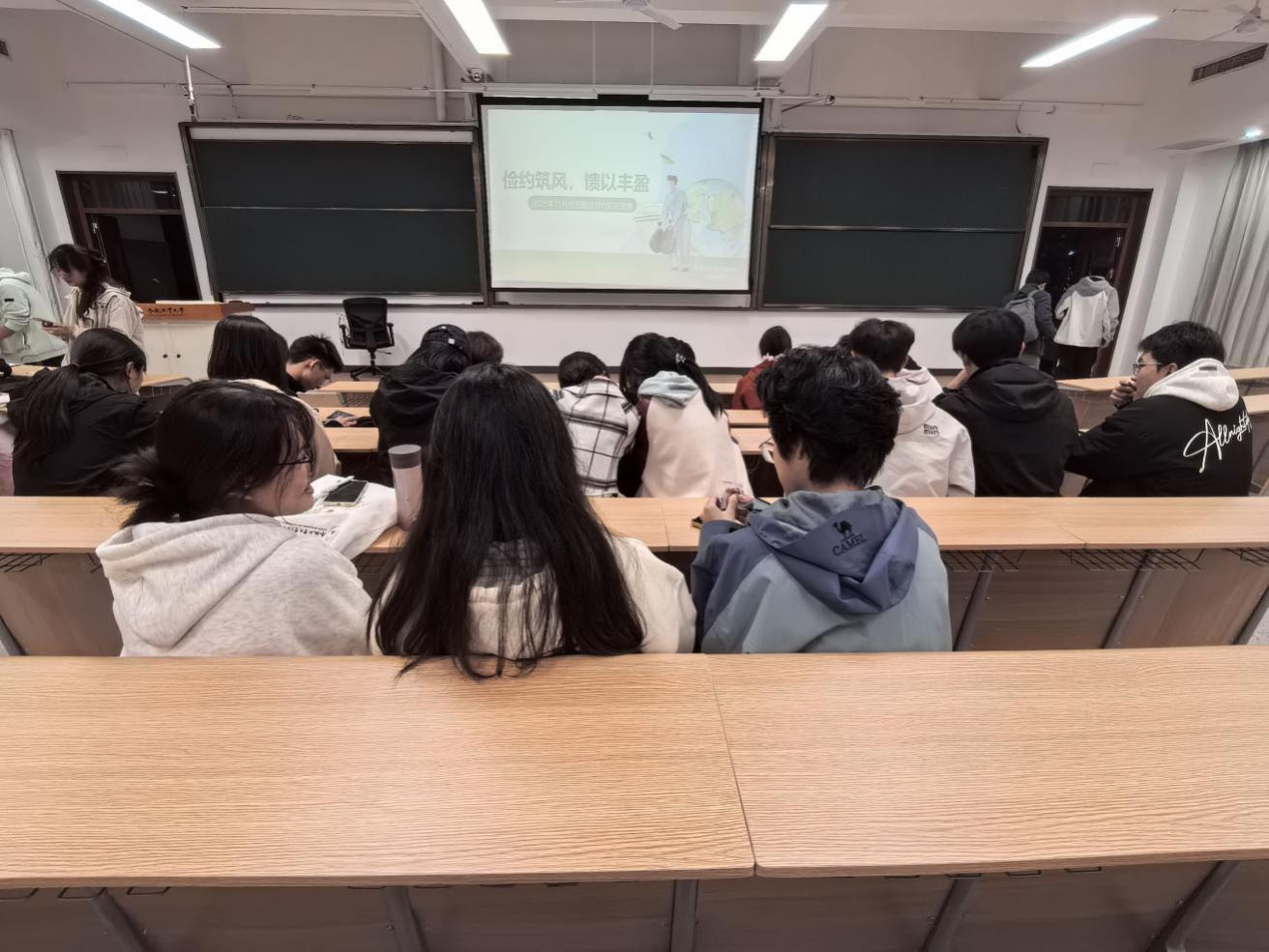 资环学院举办“俭约筑风，馈以丰收”世界勤俭日特色活动