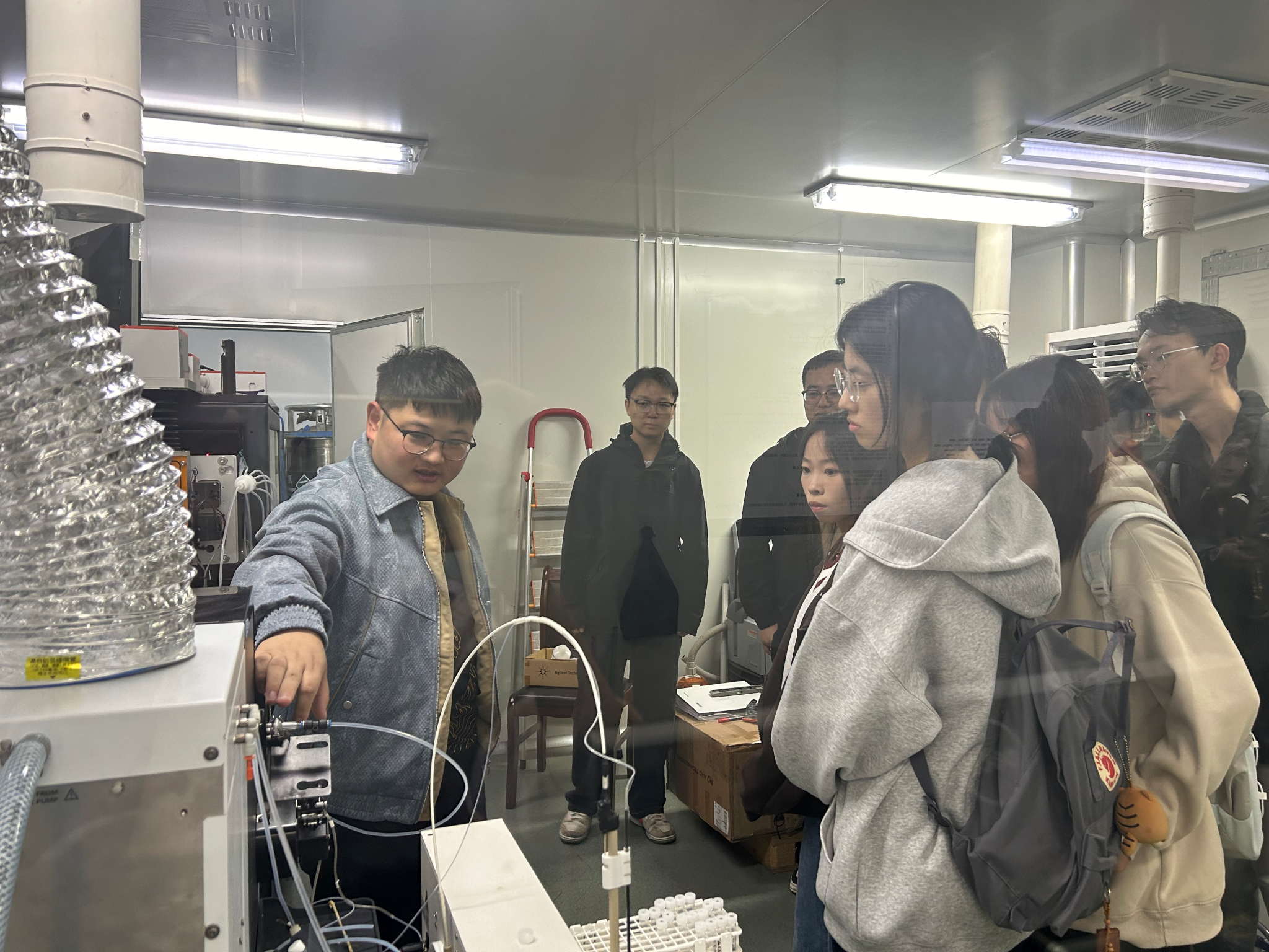 资源与环境工程学院研究生会开展“走进实验室 科研梦同行”实验室参观活动