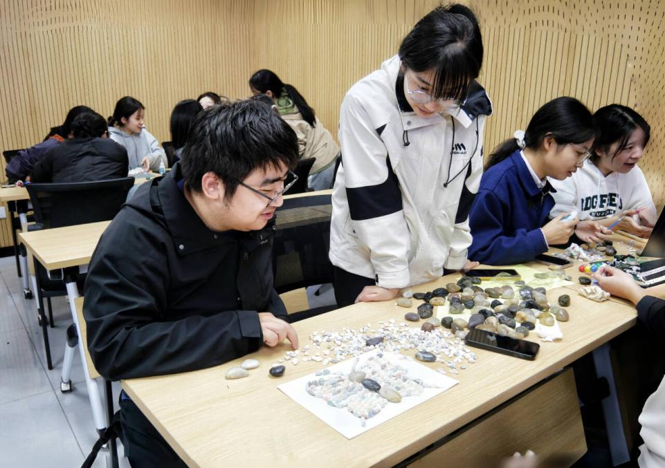 拾石绘山河 妙趣悟自然——资源与环境工程学院研究生会举办研趣课堂活动