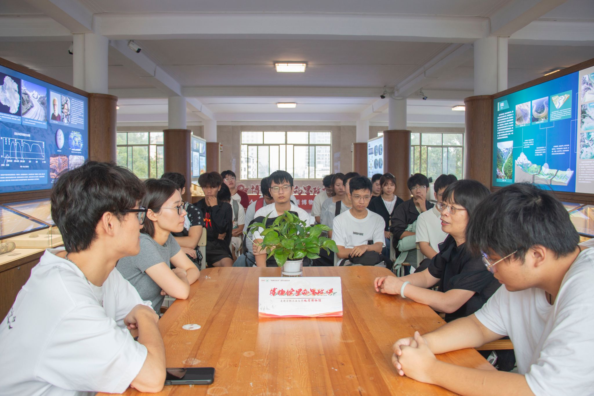 赓续地质精神 勇担报国使命——资源与环境工程学院开展“博物馆里的思政课”系列活动